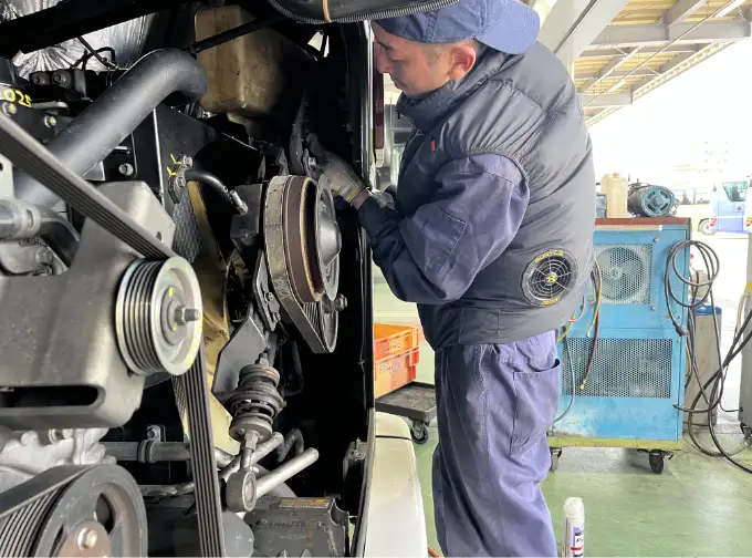 エンジンベルト調整中